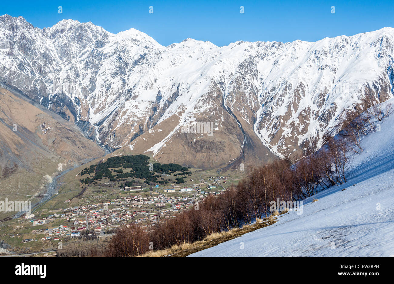 Vue aérienne sur la ville Stepantsminda (anciennement Kazbegi) et montagnes du Caucase avec Mont Shani, région de Mtskheta-Mtianeti, Géorgie Banque D'Images
