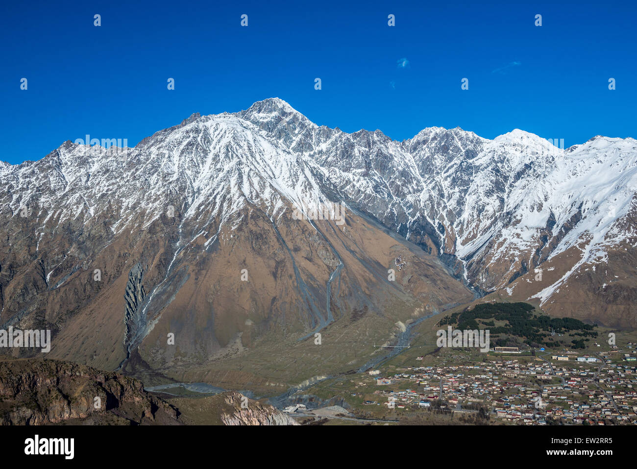 Vue aérienne sur la ville Stepantsminda (anciennement Kazbegi) et montagnes du Caucase avec Mont Shani, région de Mtskheta-Mtianeti, Géorgie Banque D'Images