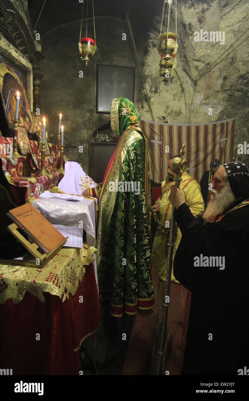 Israël, Jérusalem Vieille Ville, l'archevêque orthodoxe syrienne Mar Malki Murad à la chapelle de Saint Joseph d'Arimathie et Saint Nicodème dans l'église du Saint Sépulcre Banque D'Images