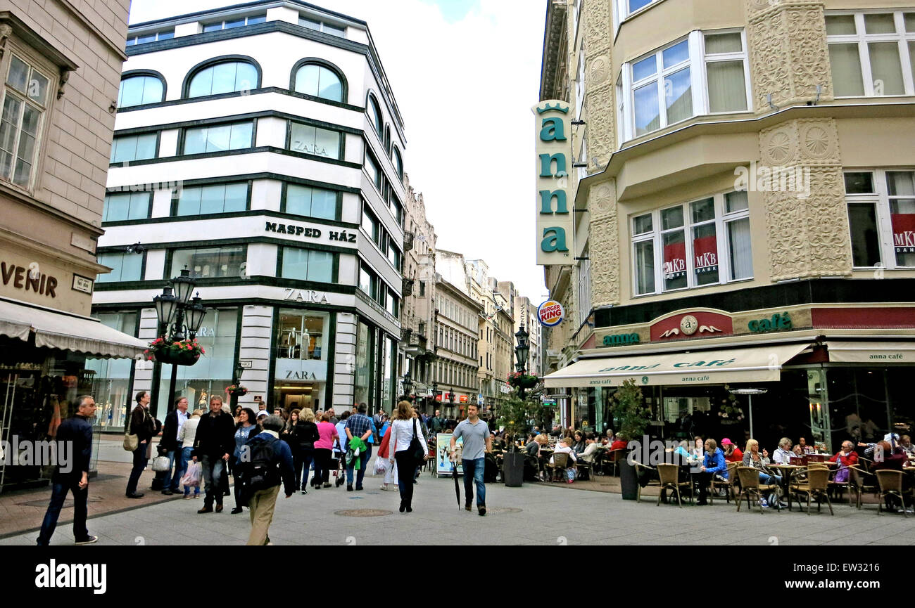 Rue Vaci Utca Belvaros commercial Pest Budapest Hongrie Banque D'Images