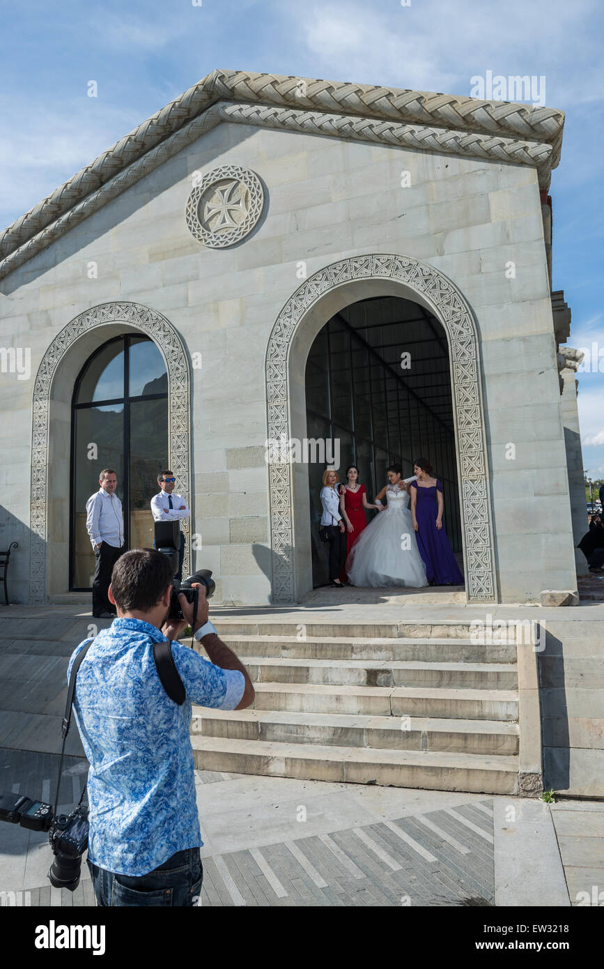 Séance photo de mariage dans le centre d'information touristique dans la construction historique de l'UNESCO Ville de Mtskheta (Géorgie) Banque D'Images
