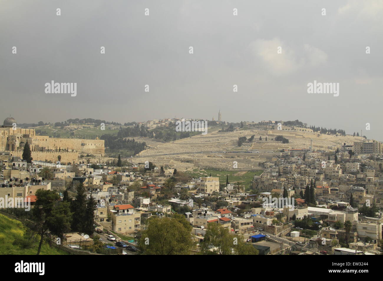 Israël, Jérusalem, une vue sur le quartier de Silwan, mont du Temple et le Mont des Oliviers de l'église de Saint Pierre en Gallicantu sur la pente de la montagne de Sion Banque D'Images