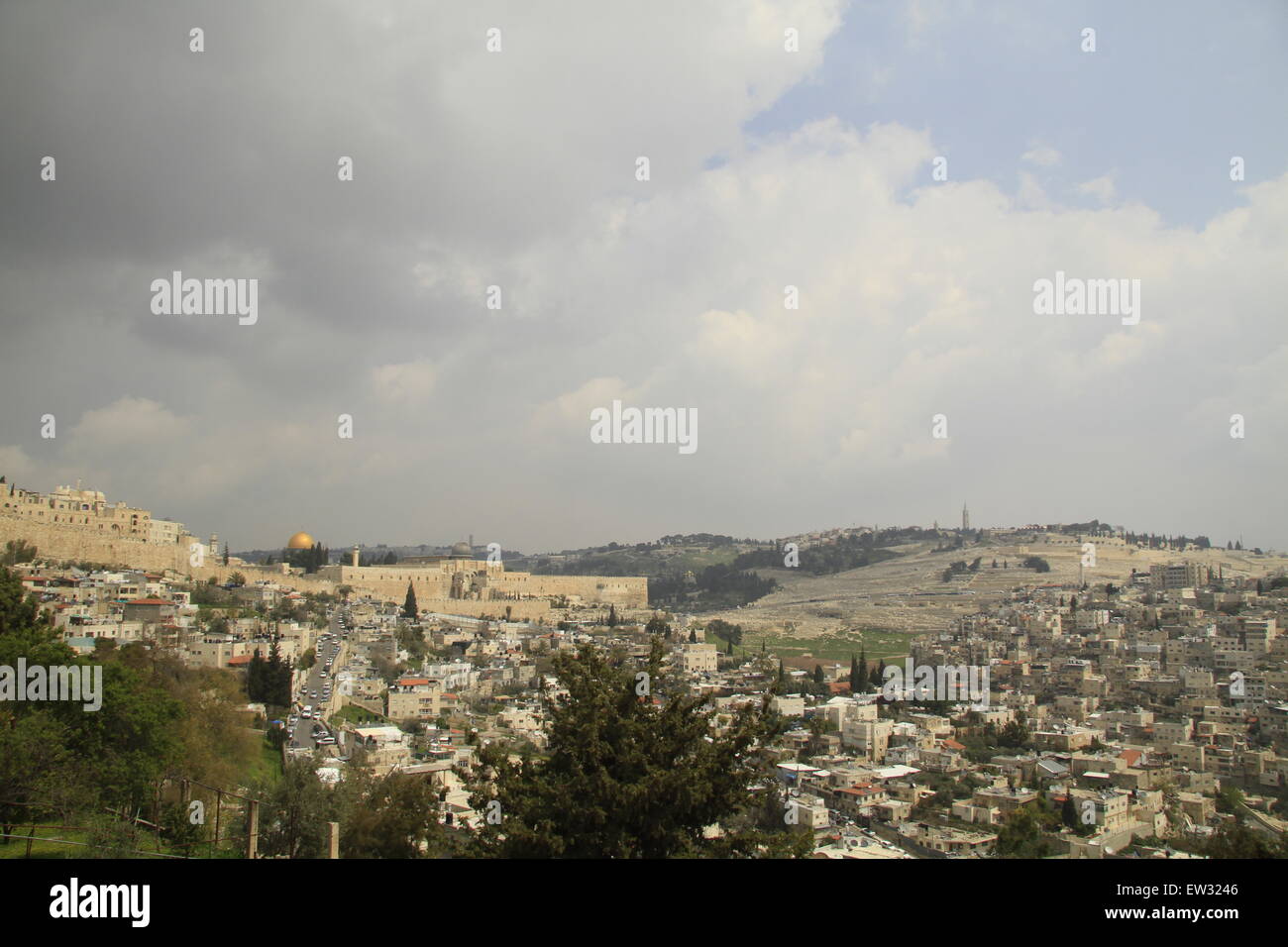Israël, Jérusalem, une vue sur le quartier de Silwan, mont du Temple et le Mont des Oliviers de l'église de Saint Pierre en Gallicantu sur la pente de la montagne de Sion Banque D'Images