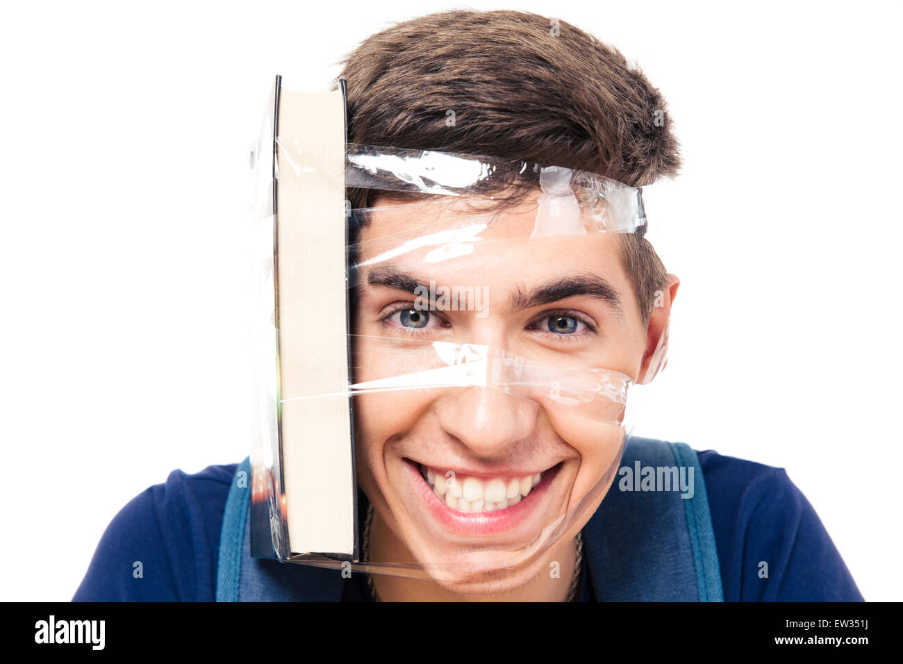 Male student with book attaché à sa tête isolé sur un fond blanc. Looking at camera Banque D'Images
