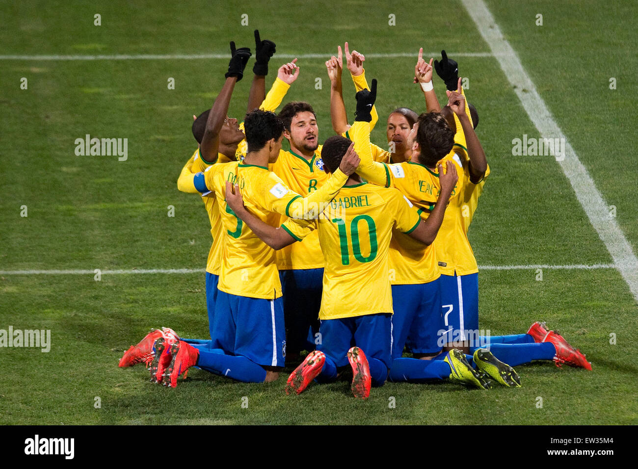 Christchurch, Nouvelle-Zélande, fonction. 17 Juin, 2015. Christchurch, Nouvelle-Zélande - 17 juin 2015 - Boschilia du Brésil (M) et ses coéquipiers célébrant un but lors de la Coupe du Monde FIFA U20 demi-finale entre le Brésil et le Sénégal à l'AMI Stadium sur Juin Banque D'Images