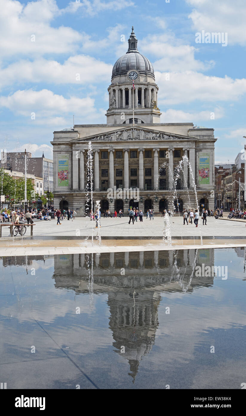 Nottingham Council House, reflétée dans la fontaine. L'Angleterre. Banque D'Images