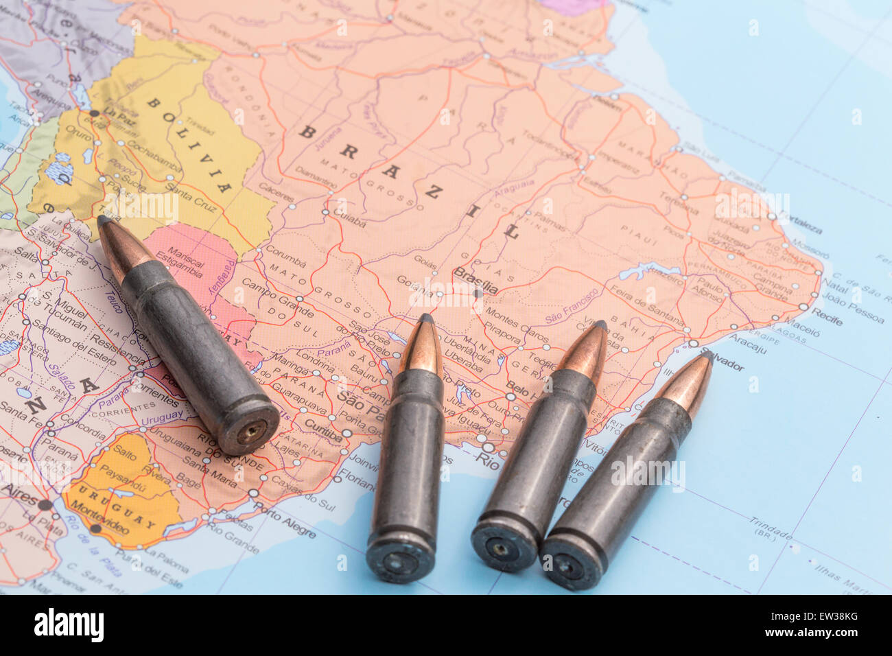 Quatre balles sur la carte géographique du Brésil. Image conceptuelle pour la guerre, les conflits, la violence. Banque D'Images