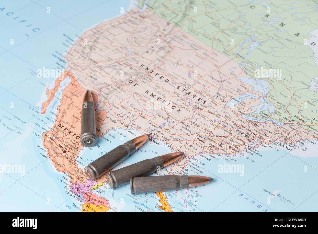 Quatre balles sur la carte géographique des États-Unis d'Amérique. Image conceptuelle pour la guerre, les conflits, la violence. Banque D'Images