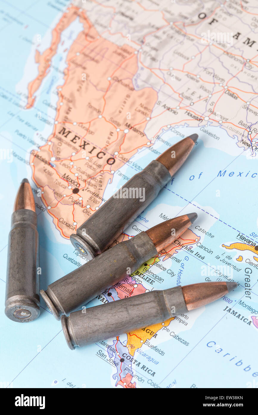 Quatre balles sur la carte géographique du Mexique. Image conceptuelle pour la guerre, les conflits, la violence. Banque D'Images