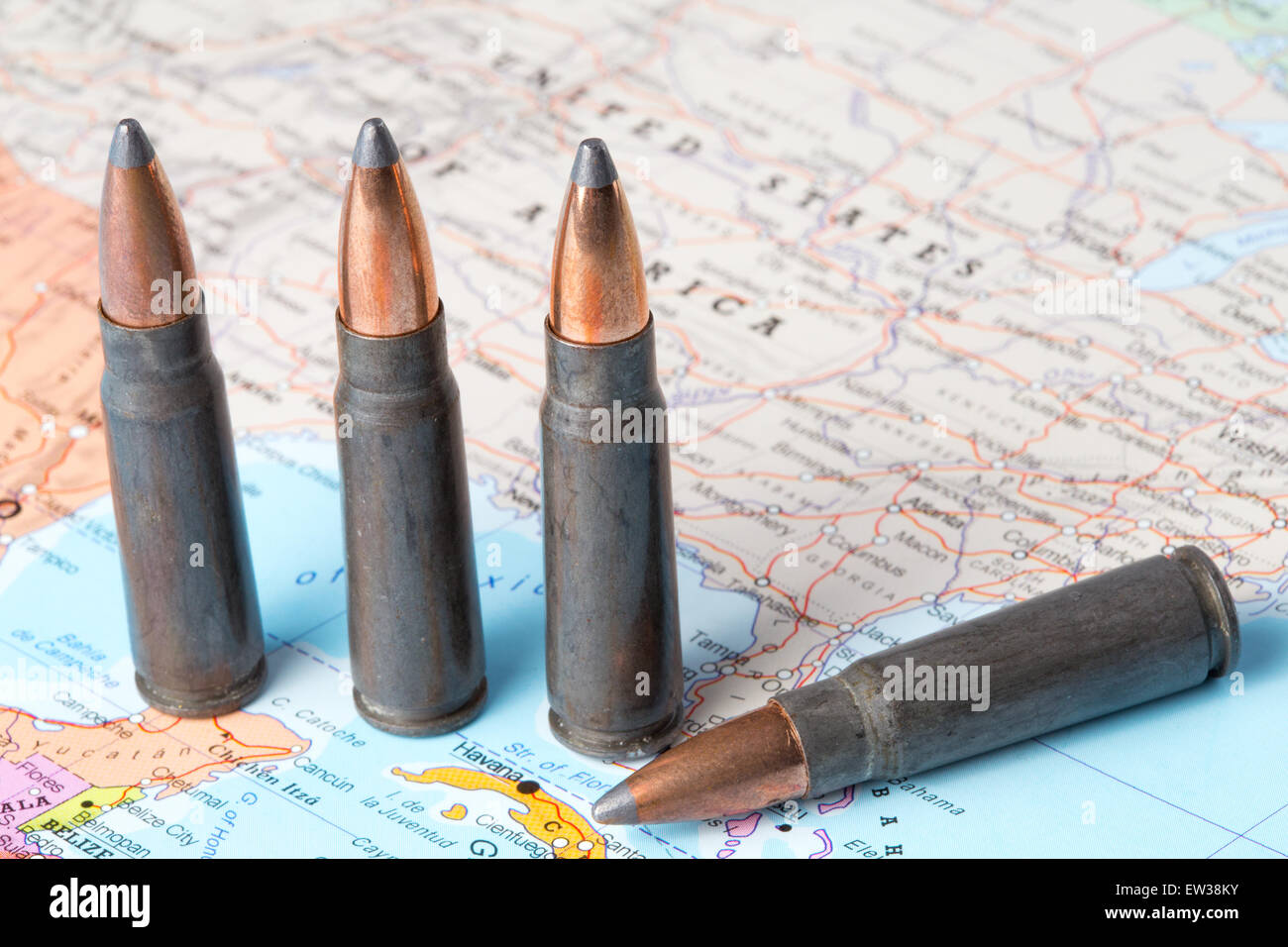 Quatre balles sur la carte géographique des États-Unis d'Amérique. Image conceptuelle pour la guerre, les conflits, la violence. Banque D'Images
