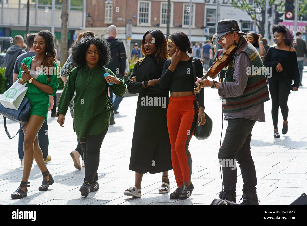 Musicien ambulant Violon & filles, longue rangée, Nottingham, Angleterre. Banque D'Images