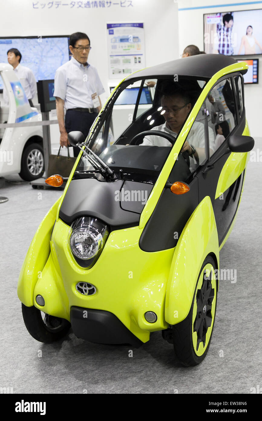 Tokyo, Japon. 17 Juin, 2015. Un visiteur tente un véhicule électrique de Toyota ''i-road'' à la communauté Smart 2015 Japon en exposition à Tokyo Big Sight, le 17 juin 2015, Tokyo, Japon. L'exposition favorise le marché intérieur et à l'étranger les technologies de la prochaine génération. L'année dernière, 39 879 visiteurs y l'expo pendant trois jours. Cette année, 233 entreprises et organisations vont montrer leurs produits du 17 juin au 19 septembre. Credit : Rodrigo Reyes Marin/AFLO/Alamy Live News Banque D'Images
