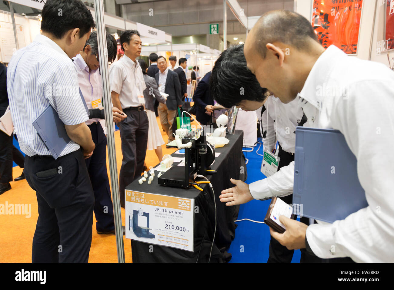 Tokyo, Japon. 17 Juin, 2015. Visiteurs ressemble à une imprimante 3D à l'affiche au Japon Communauté Smart 2015 dans exposition à Tokyo Big Sight, le 17 juin 2015, Tokyo, Japon. L'exposition favorise le marché intérieur et à l'étranger les technologies de la prochaine génération. L'année dernière, 39 879 visiteurs y l'expo pendant trois jours. Cette année, 233 entreprises et organisations vont montrer leurs produits du 17 juin au 19 septembre. Credit : Rodrigo Reyes Marin/AFLO/Alamy Live News Banque D'Images