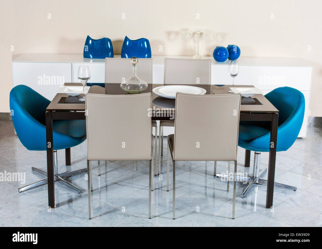 Salle à manger avec des meubles design Banque D'Images