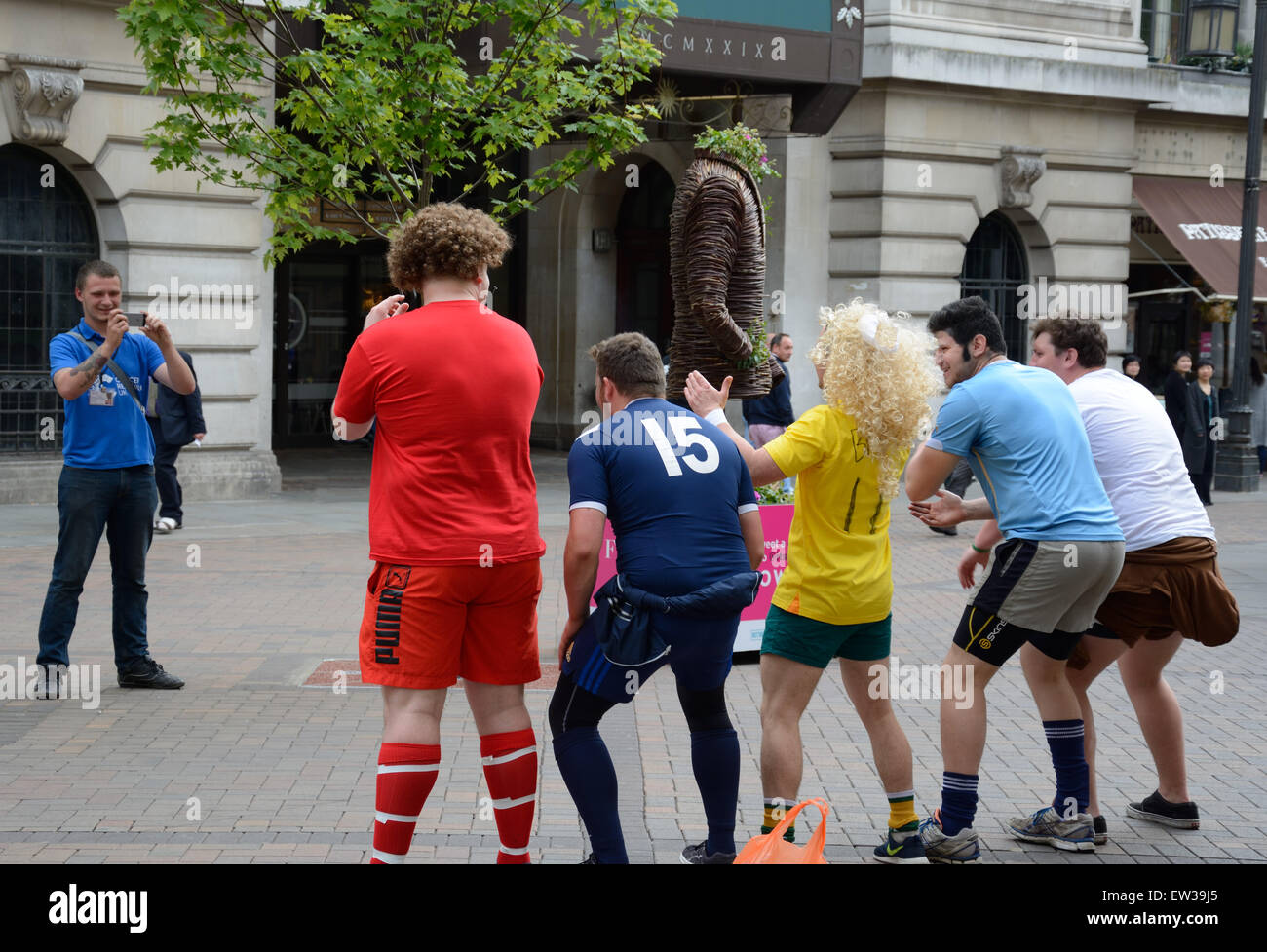 Les gars en costume, photo de groupe, faire la fête, Nottingham, Angleterre. Banque D'Images