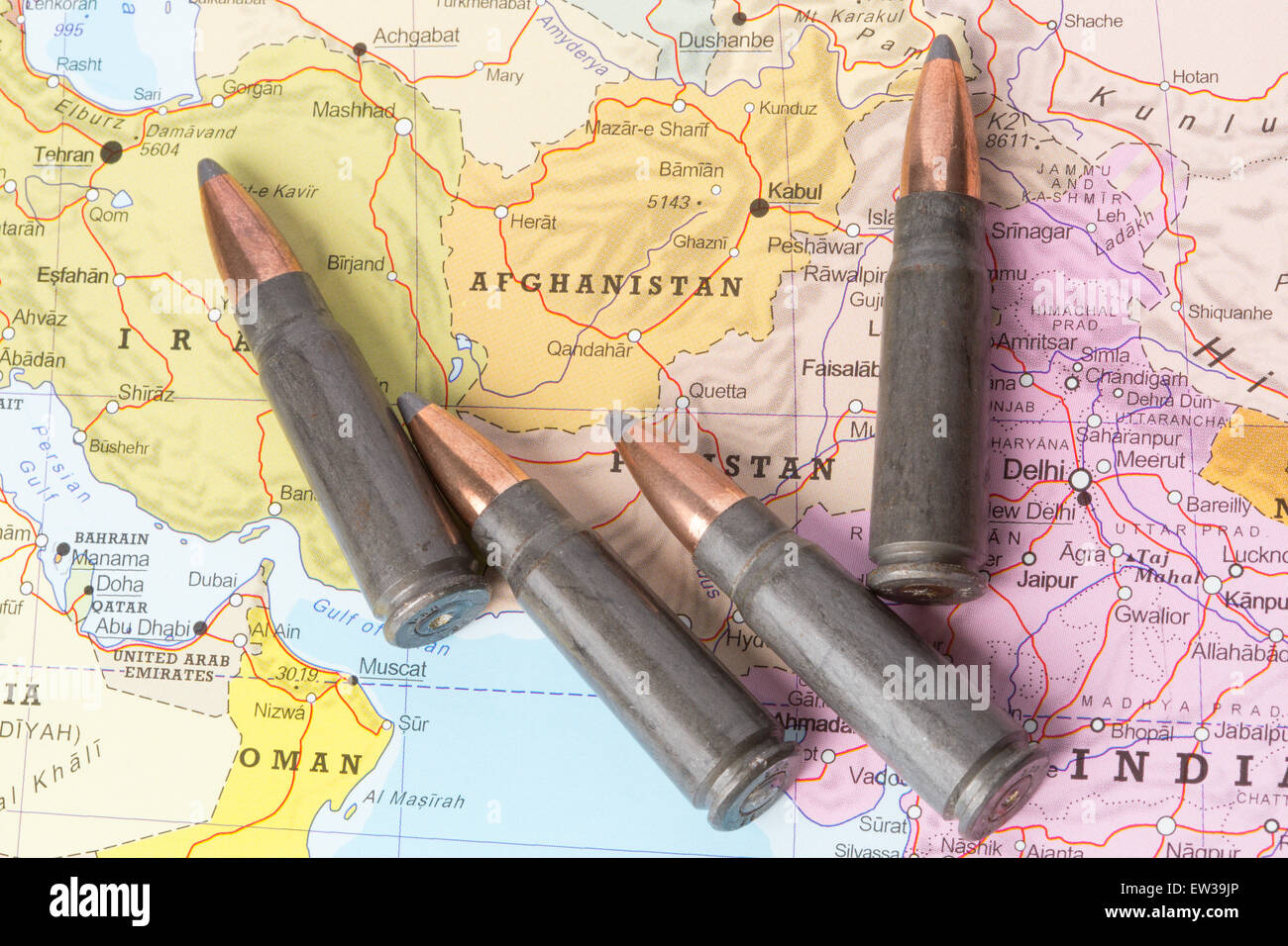 Quatre balles sur la carte géographique de l'Afghanistan. Image conceptuelle pour la guerre, les conflits, la violence. Banque D'Images