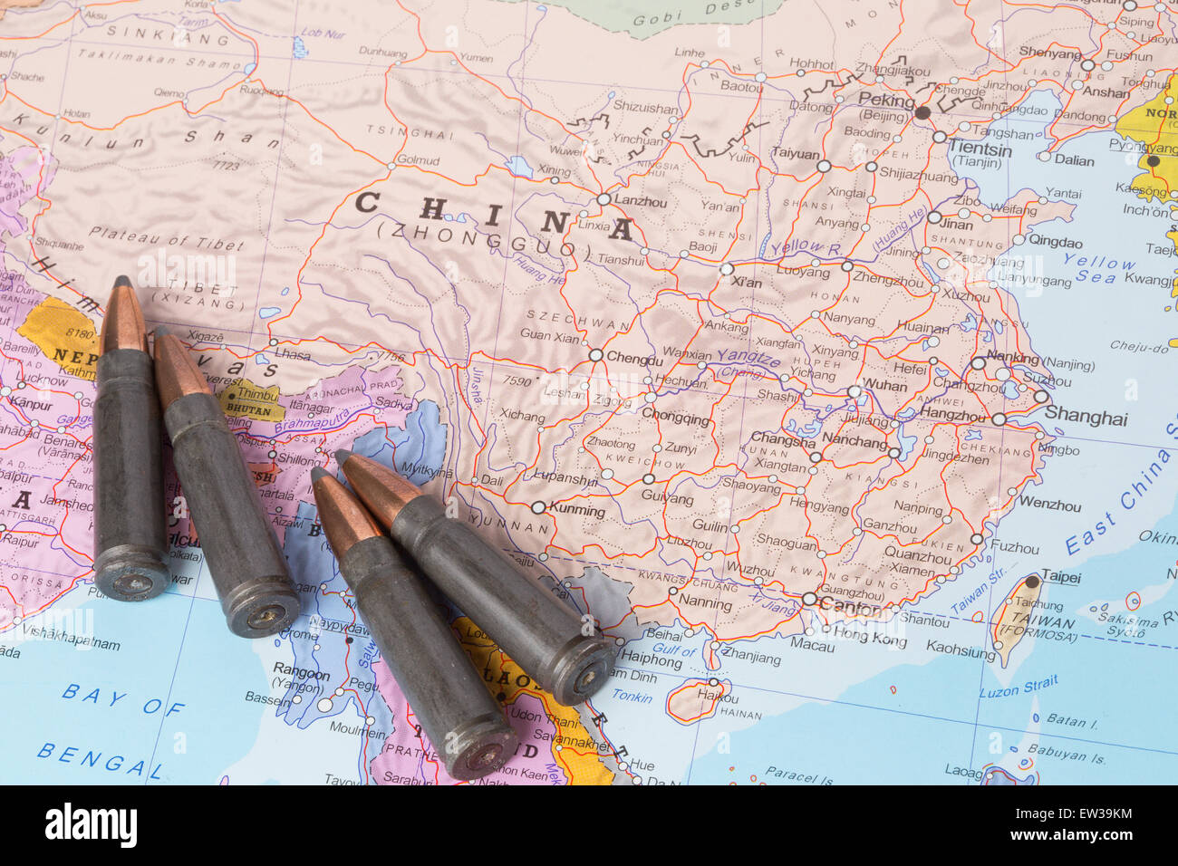Quatre balles sur la carte géographique de la Chine. Image conceptuelle pour la guerre, les conflits, la violence. Banque D'Images