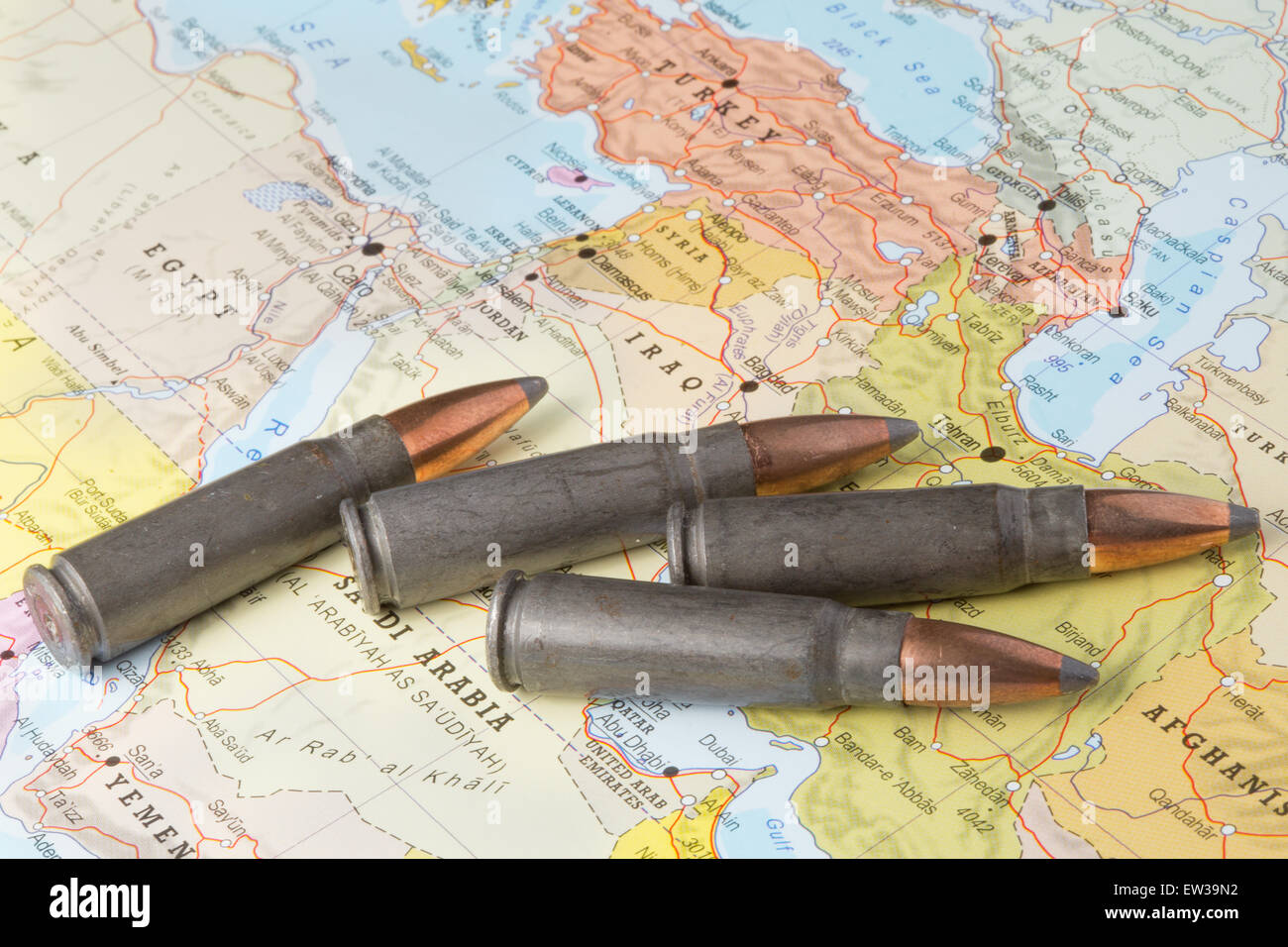 Quatre balles sur la carte géographique de l'Irak, la Syrie au Moyen Orient. Image conceptuelle pour la guerre, les conflits, la violence. Banque D'Images