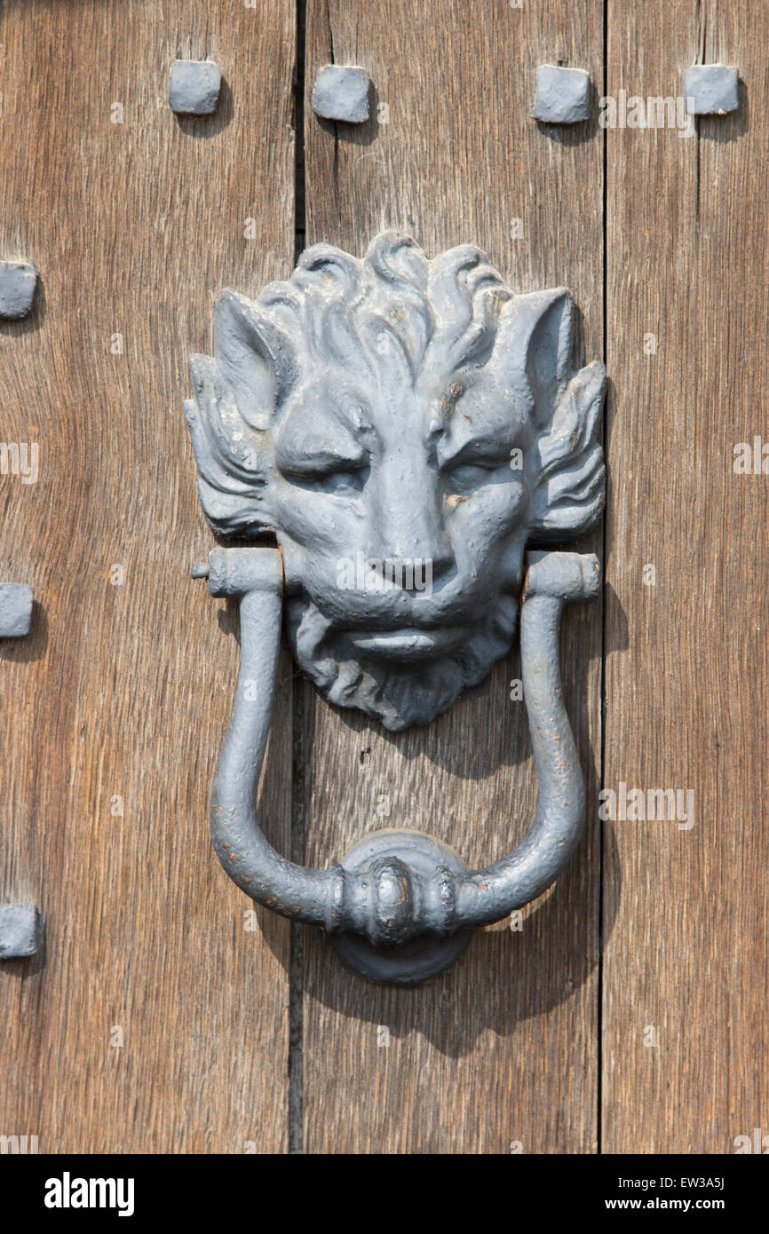 Tête de Lion doorknocker sur la vieille porte en bois marron avec clous, près de Lapworth, Angleterre Banque D'Images
