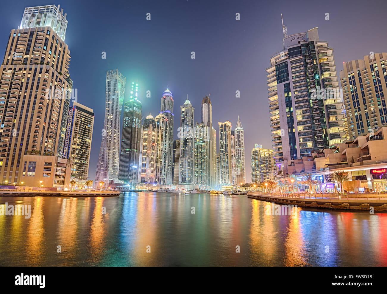 Les bâtiments modernes à Dubaï Marina district de nuit. Traitement HDR. Banque D'Images