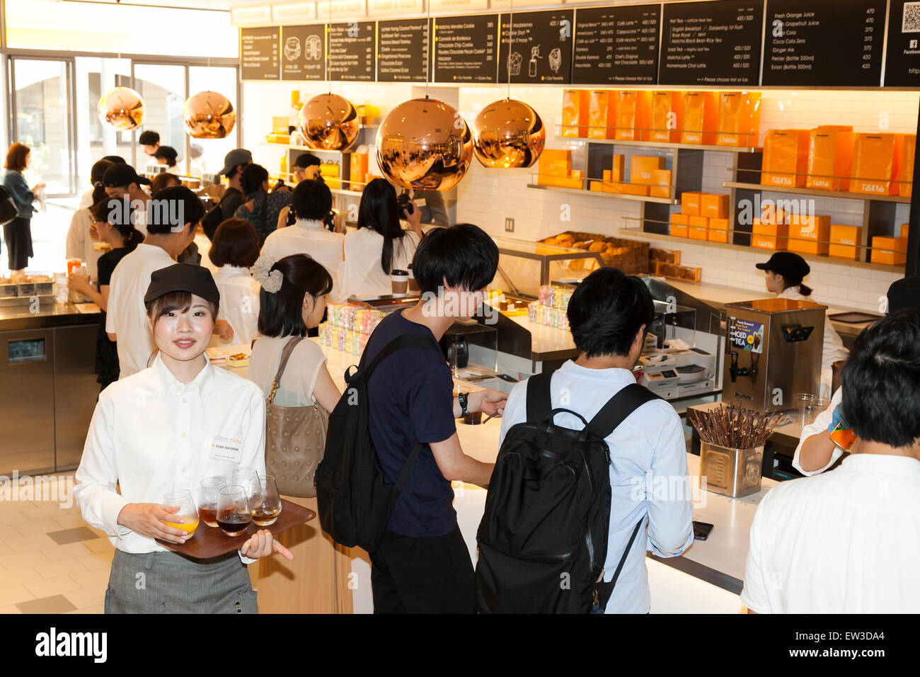 Personnel de la nouvelle pâtisserie ''Dominique Ansel Bakery'' prendre des commandes à partir de la presse membres durant la phase pré-événement d'ouverture pour la première boulangerie magasin japonais situé dans Omotesando Hills le 17 juin 2015, Tokyo, Japon. La nouvelle marque est connue pour ses pâtisseries Cronuts ; un croissant doughnut création fusion par le Chef Dominique Ansel et est déjà très populaire à New York. C'est la première fois qu'il ouvrira une succursale internationale. Le Japon a connu un boom récent dans les détaillants alimentaires surtout d'essayer d'être la dernière nouvelle tendance à Tokyo. Le magasin ouvre ses portes à la population le Ju Banque D'Images