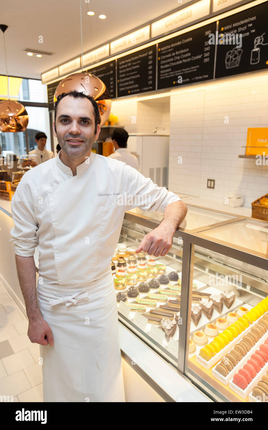 Le chef Dominique Ansel pose pour les caméras au cours de l'événement pré-ouverture de la nouvelle pâtisserie ''Dominique Ansel Bakery'' dans Omotesando Hills le 17 juin 2015, Tokyo, Japon. La nouvelle marque est connue pour ses pâtisseries Cronuts ; un croissant doughnut création fusion par le Chef Dominique Ansel et est déjà très populaire à New York. C'est la première fois qu'il ouvrira une succursale internationale. Le Japon a connu un boom récent dans les détaillants alimentaires surtout d'essayer d'être la dernière nouvelle tendance à Tokyo. Le magasin ouvre ses portes au public le 20 juin et les lignes longues sont attendus. (Photo Banque D'Images