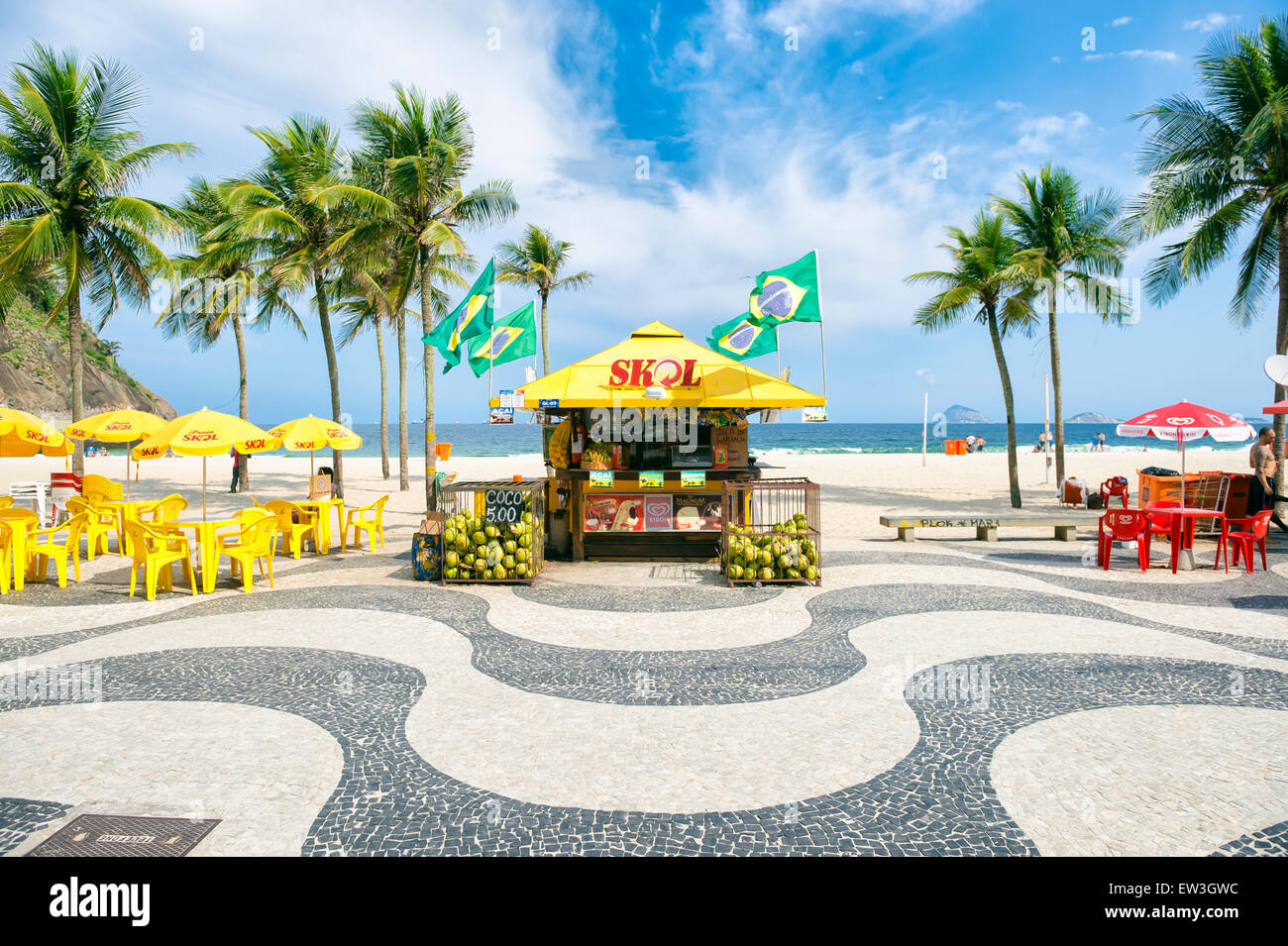 RIO DE JANEIRO, Brésil - le 27 mars 2015 : kiosque sur la plage avec des palmiers et des drapeaux du Brésil à la plage de Copacabana Banque D'Images