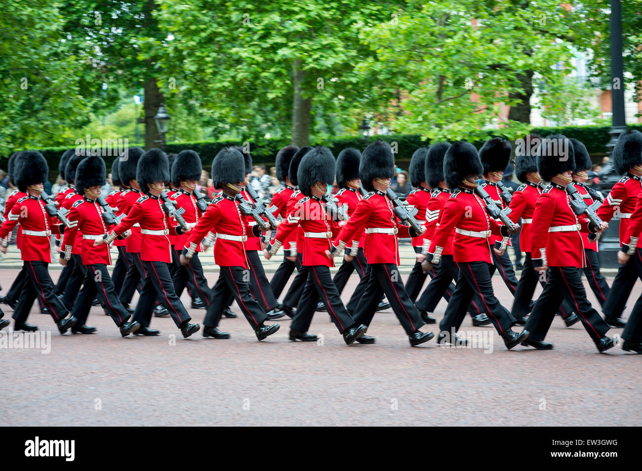 Londres, Royaume-Uni - 13 juin, 2015 : protège-pieds marcher en formation sur le Mall dans un Royal Parade la cérémonie des couleurs. Banque D'Images