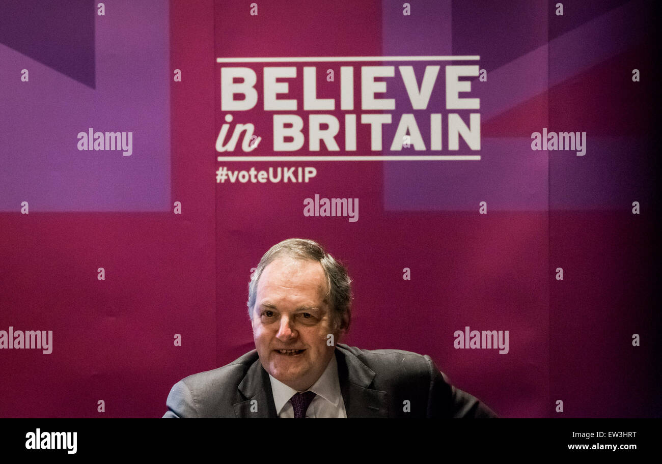Londres, Royaume-Uni. 17 Juin, 2015. William Dartmouth porte-parole de l'UKIP Commerce International lance une brochure de l'Union européenne sortie Crédit : Guy Josse/Alamy Live News Banque D'Images