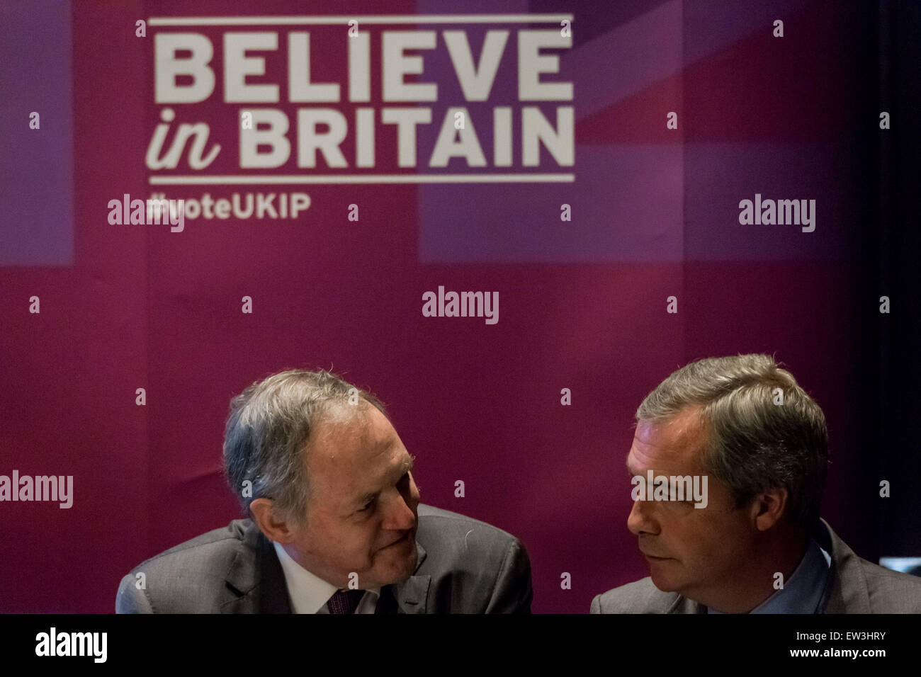 Londres, Royaume-Uni. 17 Juin, 2015. Leader de l'UKIP Nigel Farage (R) et William Dartmouth porte-parole de l'UKIP pour Commerce international lance une brochure de l'Union européenne sortie Crédit : Guy Josse/Alamy Live News Banque D'Images