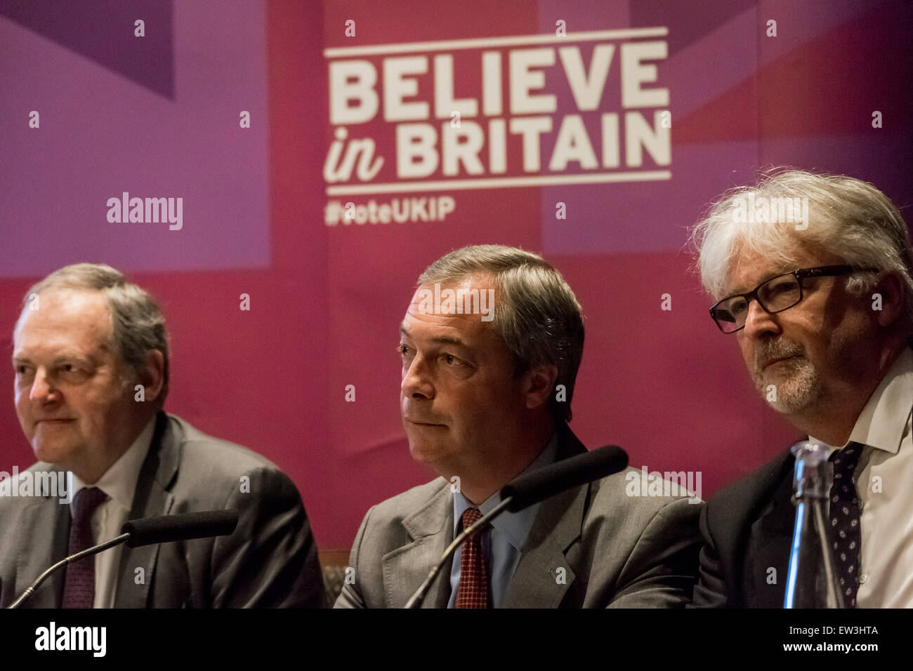 Londres, Royaume-Uni. 17 Juin, 2015. MEP William Dartmouth porte-parole de l'UKIP pour le commerce international (R), leader de l'UKIP Nigel Farage (C) et Steve Crowther (R) Président de l'UKIP au lancement de l'Union européenne sortie brochure Crédit : Guy Josse/Alamy Live News Banque D'Images