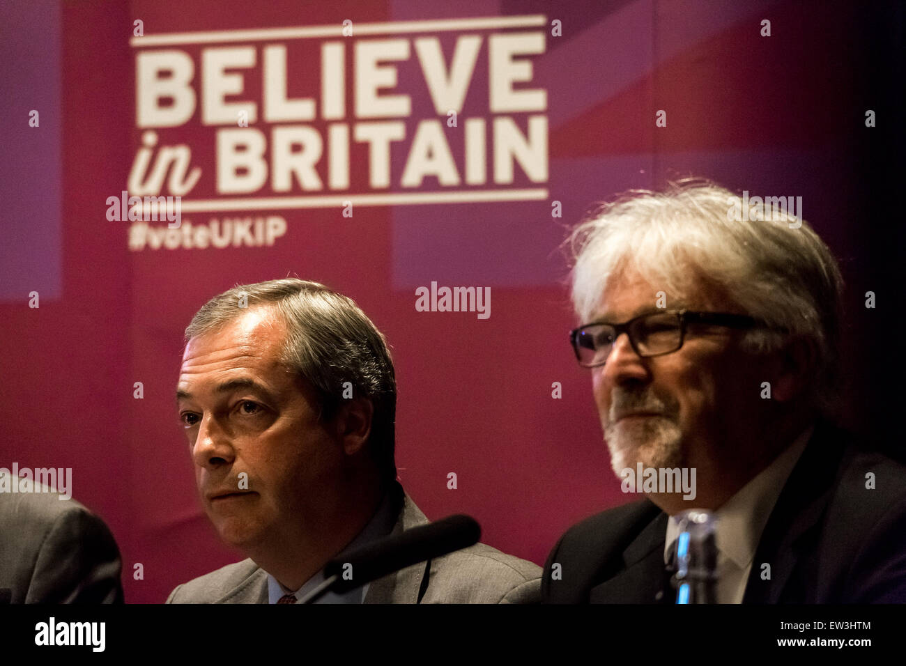 Londres, Royaume-Uni. 17 Juin, 2015. Leader de l'UKIP Nigel Farage et Steve Crowther Président de l'UKIP au lancement de l'Union européenne sortie brochure Crédit : Guy Josse/Alamy Live News Banque D'Images