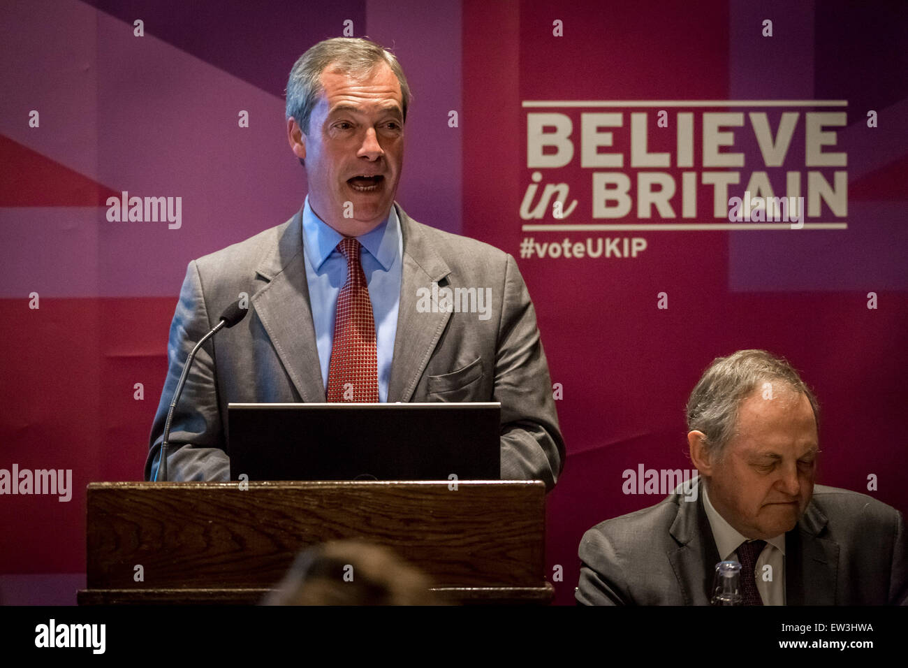 Londres, Royaume-Uni. 17 Juin, 2015. Leader de l'UKIP Nigel Farage et William Dartmouth porte-parole de l'UKIP pour Commerce international lance une brochure de l'Union européenne sortie Crédit : Guy Josse/Alamy Live News Banque D'Images