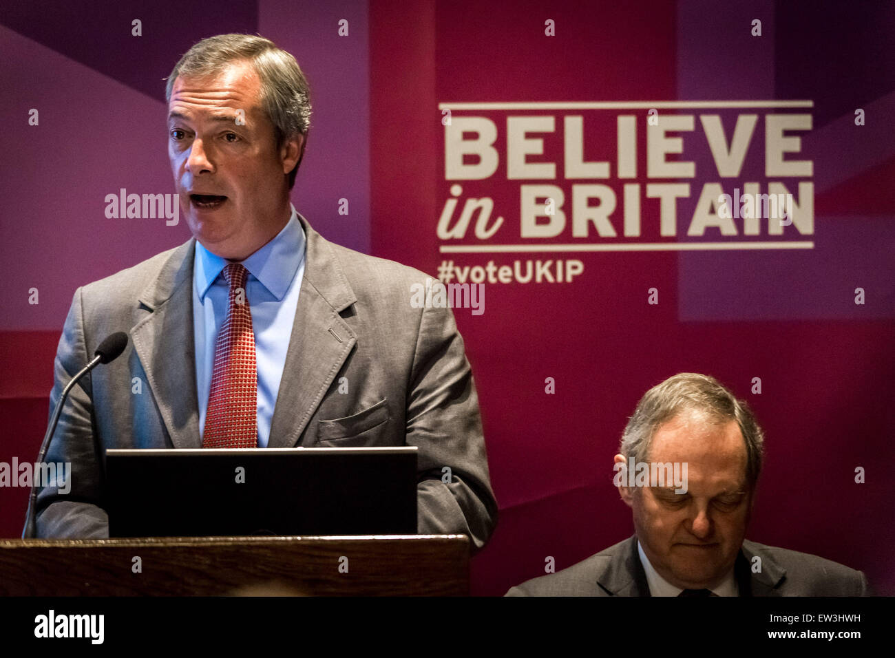 Londres, Royaume-Uni. 17 Juin, 2015. Leader de l'UKIP Nigel Farage et William Dartmouth porte-parole de l'UKIP pour Commerce international lance une brochure de l'Union européenne sortie Crédit : Guy Josse/Alamy Live News Banque D'Images