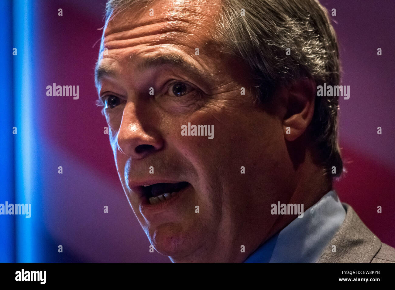 Londres, Royaume-Uni. 17 Juin, 2015. Leader de l'UKIP Nigel Farage lance l'UE sortie brochure Crédit : Guy Josse/Alamy Live News Banque D'Images