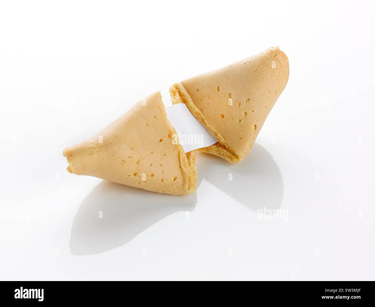 Une fortune cookie ouvrir avec le papier blanc devise sur fond blanc Banque D'Images