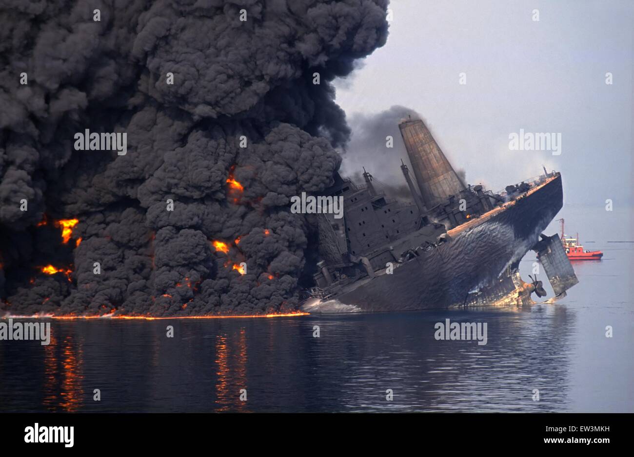 Désastre De Haven pétrolier, a pris feu et coulé en face de Gênes (Italie) en avril 1990 Banque D'Images