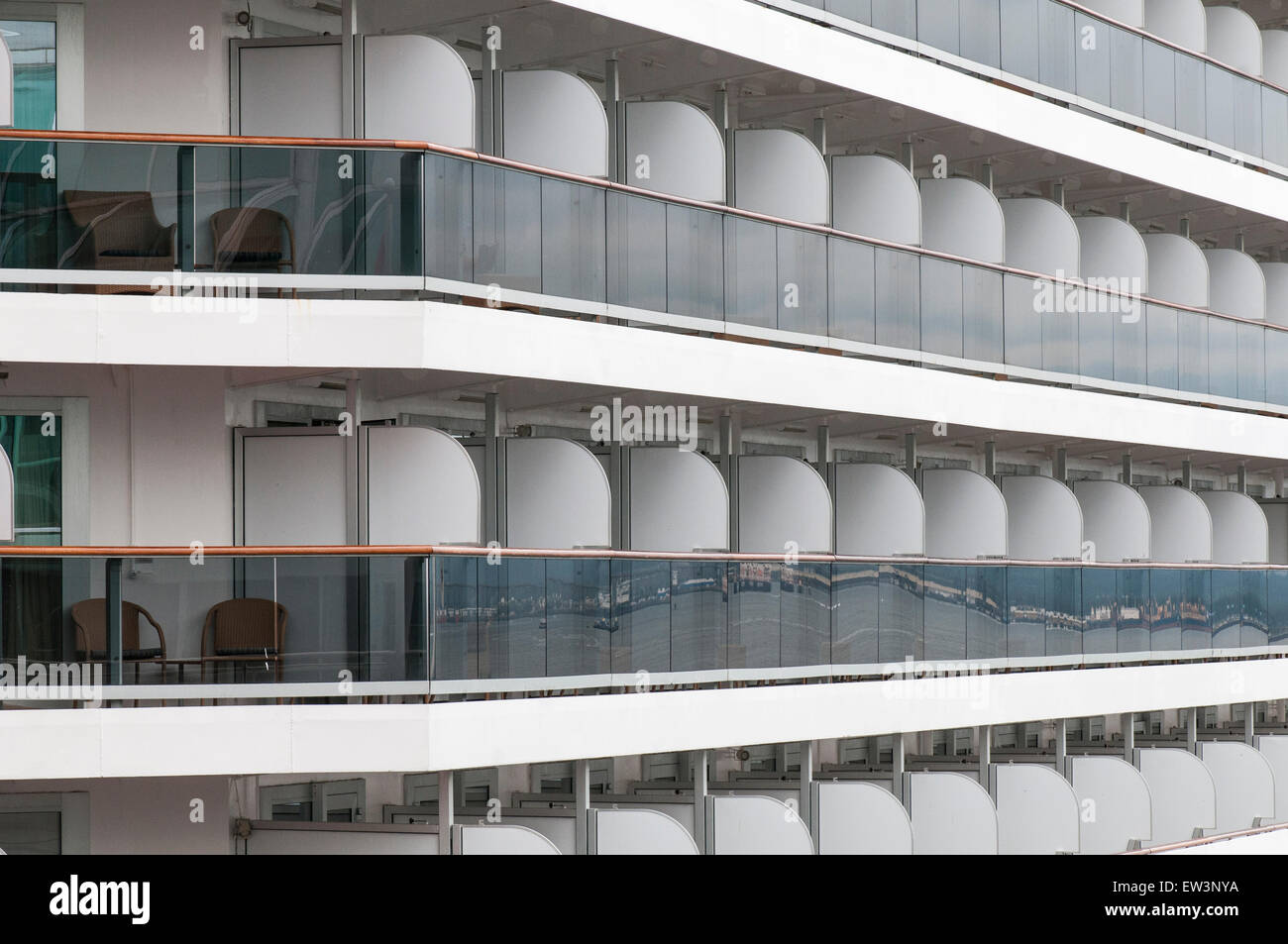 Balcons et cabines sur un bateau de croisière vide Banque D'Images