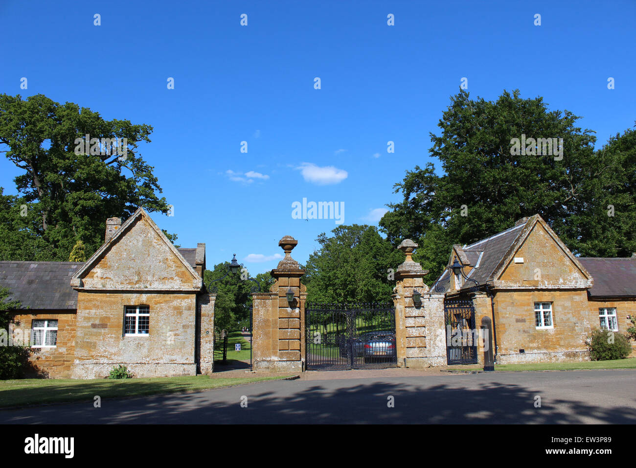 Châtelet d'entrée d'Oulles Estate, Northamptonshire, accueil de Earl Spencer et Diana Princess of Wales Banque D'Images