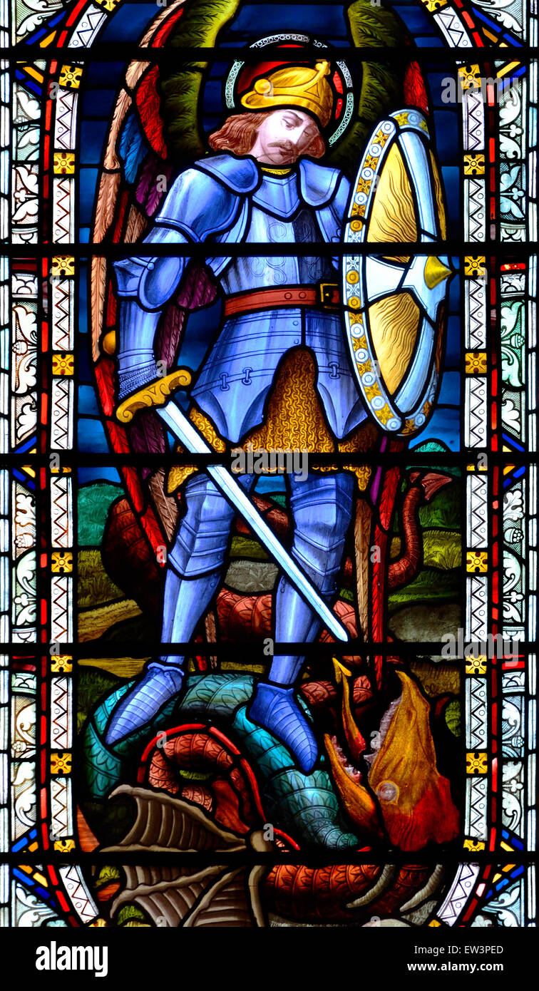 Norwich, Norfolk, Angleterre. Norwich Cathedral (1096-1145) vitrail montrant St Michael combattant le dragon Banque D'Images