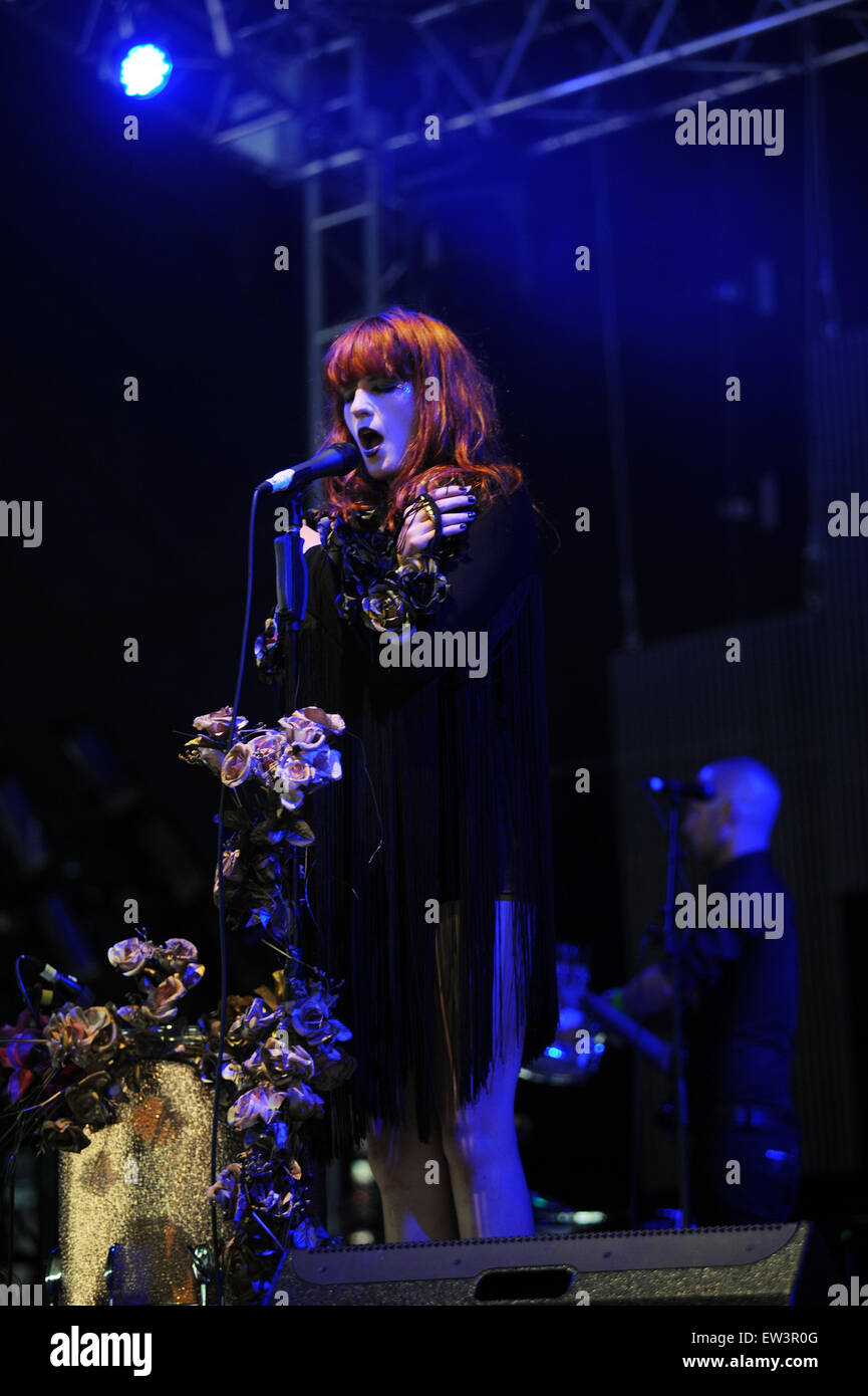 PIC DE FICHIER : Glastonbury, Royaume-Uni. L'année 2009. Florence et la Machine à titre Glastonbury Festival le vendredi 26 juin 2015 après les Foo Fighters a dû annuler. En 2009, Florence Welch et son groupe au festival de Glastonbury pour la première fois dans la tente, John Peel. Banque D'Images