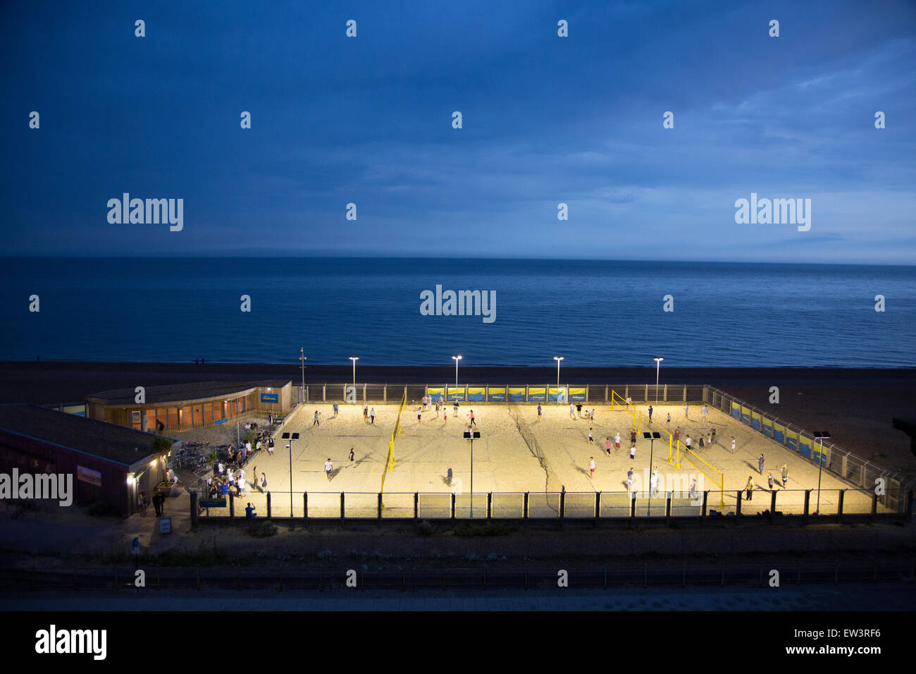 Volley-ball à la côte de Brighton par nuit Banque D'Images