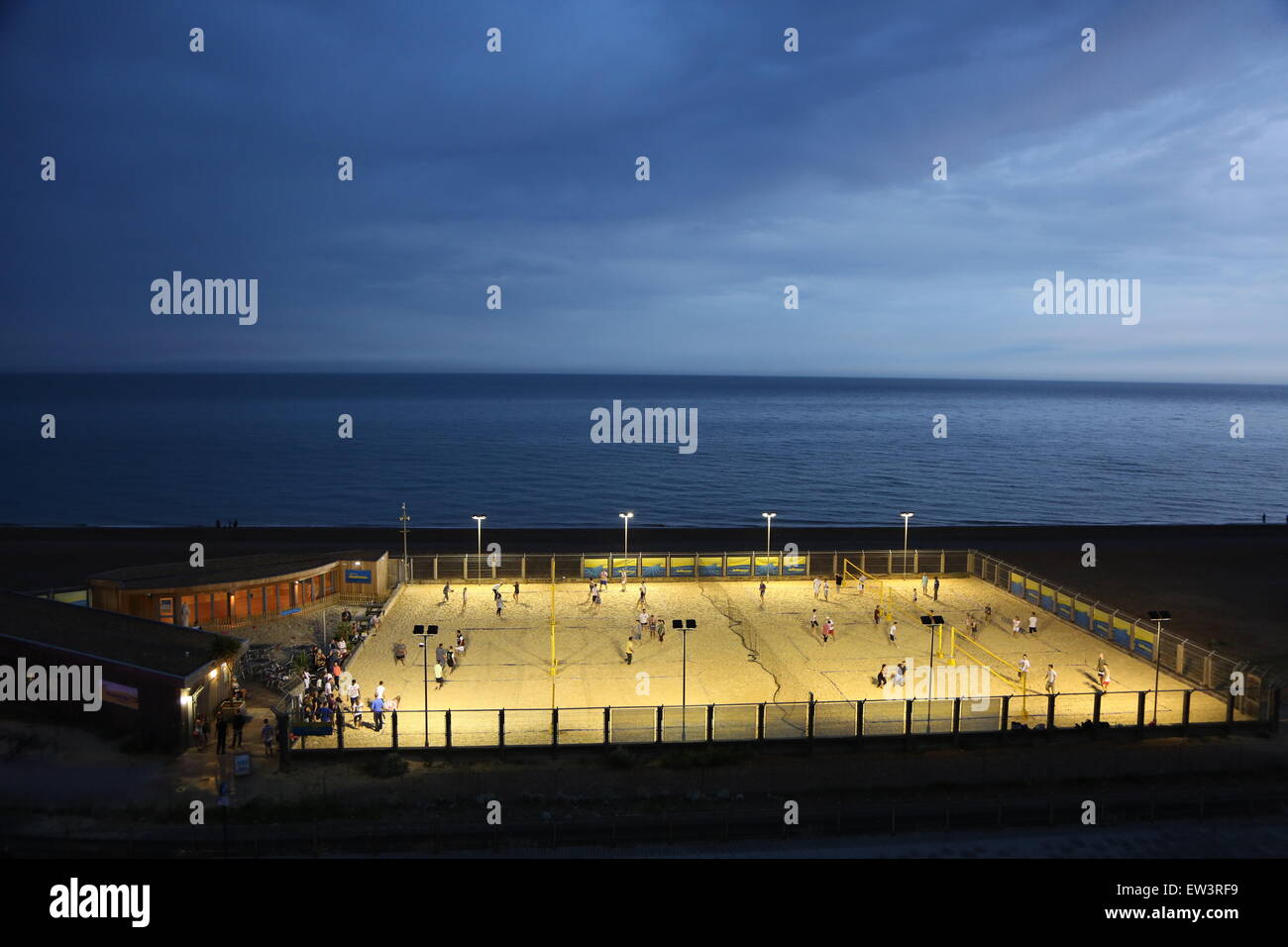 Volley-ball à la côte de Brighton par nuit Banque D'Images