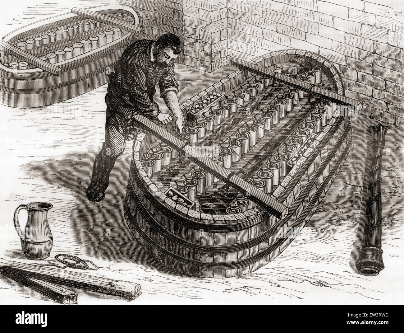 À l'aide d'un travailleur à la plaque de cuivre bain électrochimique un lustre exprimés dans l'atelier de Monsieur Oudry au 19e siècle. Banque D'Images