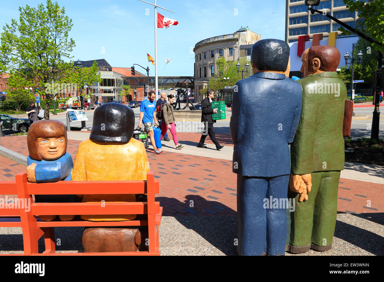 Street art sculpture 'personnes en attente' par John Hooper. File d'arrêt de bus. L'art public dans la région de Saint John, Nouveau-Brunswick, Canada. Banque D'Images