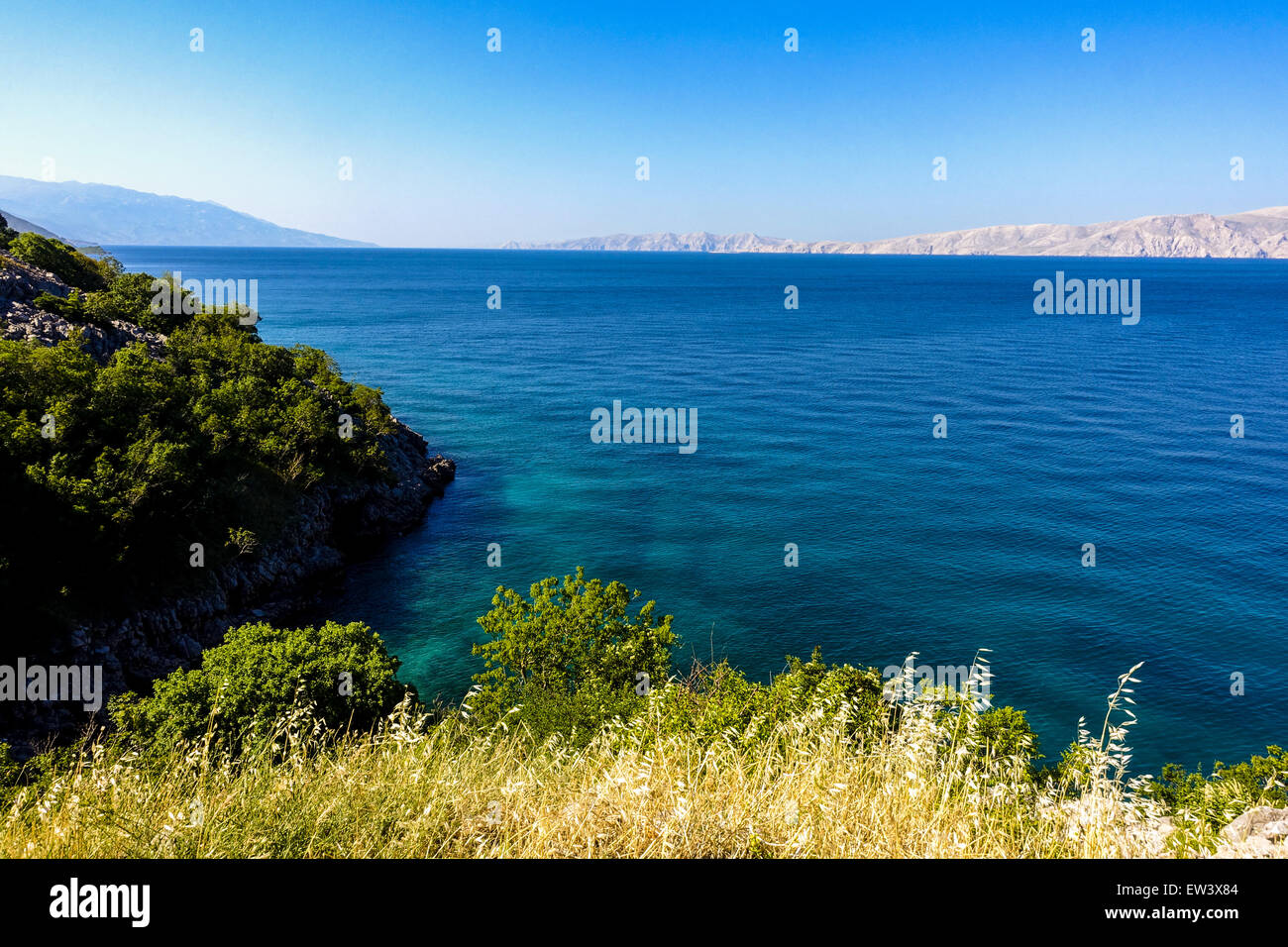 Novi Vinodolski, vue de l'île de Krk, Croatie, la baie de Kvarn Banque D'Images