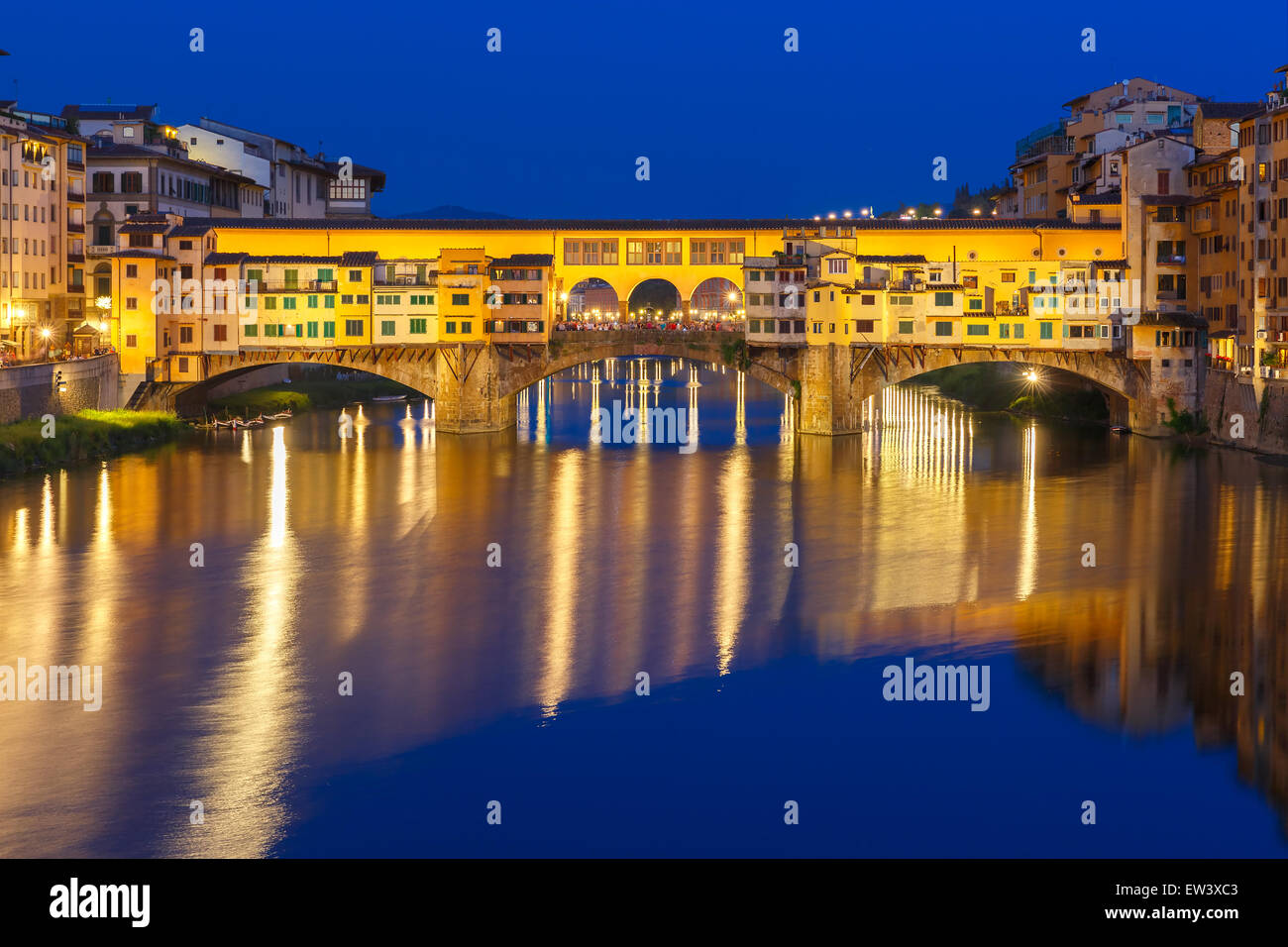 Arno et le Ponte Vecchio la nuit, Florence, Italie Banque D'Images