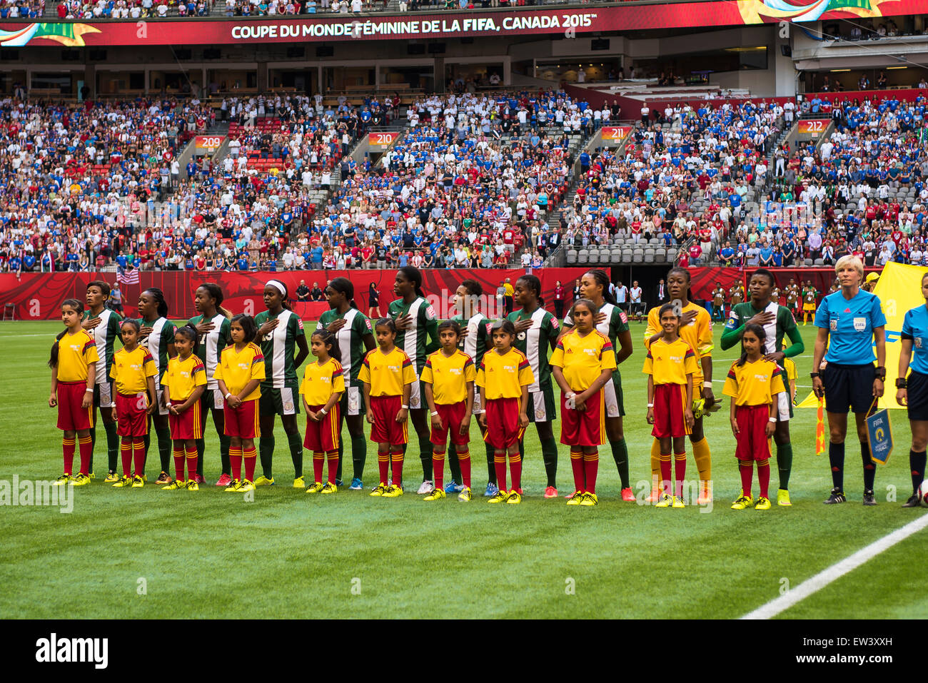 Vancouver, Canada. 16 Juin, 2015. Présentations des équipes avant le match d'ouverture entre le Nigéria et les Etats-Unis à la Coupe du Monde féminine de la FIFA Canada 2015 au BC Place Stadium. Les États-Unis a remporté le match 1-0. © Matt Jacques/Alamy Live News Crédit : Matt Jacques/Alamy Live News Banque D'Images Vancouver, Canada. 16 Juin, 2015. Présentations des équipes avant le match d'ouverture entre le Nigéria et les Etats-Unis à la Coupe du Monde féminine de la FIFA Canada 2015 au BC Place Stadium. Les États-Unis a remporté le match 1-0. © Matt Jacques/Alamy Live News Crédit : Matt Jacques/Alamy Live News Banque D'Images