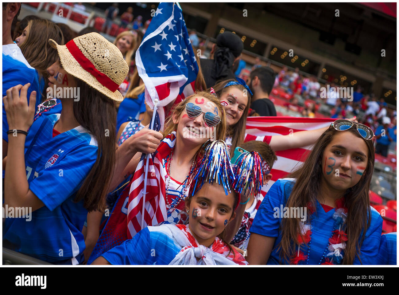 Vancouver, Canada. 16 Juin, 2015. L'équipe américaine fans avant l'ouverture match entre le Nigeria et les Etats-Unis à la Coupe du Monde féminine de la FIFA Canada 2015 au BC Place Stadium. Crédit : Matt Jacques/Alamy Live News Banque D'Images