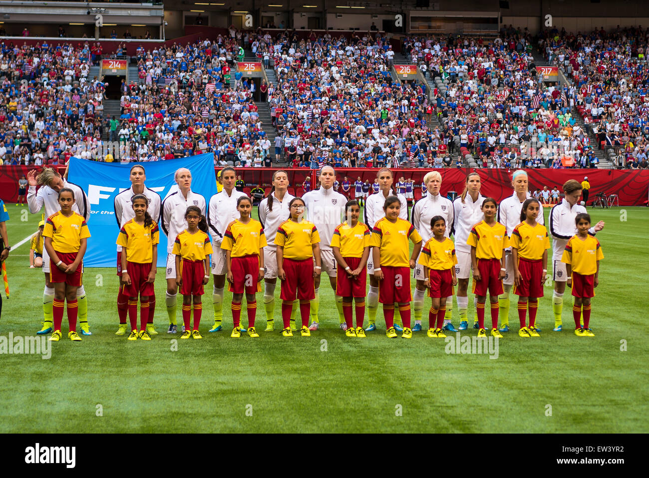 Vancouver, Canada. 16 Juin, 2015. Présentations des équipes avant le match d'ouverture entre le Nigéria et les Etats-Unis à la Coupe du Monde féminine de la FIFA Canada 2015 au BC Place Stadium. Les États-Unis a remporté le match 1-0. Crédit : Matt Jacques/Alamy Live News Banque D'Images Vancouver, Canada. 16 Juin, 2015. Présentations des équipes avant le match d'ouverture entre le Nigéria et les Etats-Unis à la Coupe du Monde féminine de la FIFA Canada 2015 au BC Place Stadium. Les États-Unis a remporté le match 1-0. Crédit : Matt Jacques/Alamy Live News Banque D'Images
